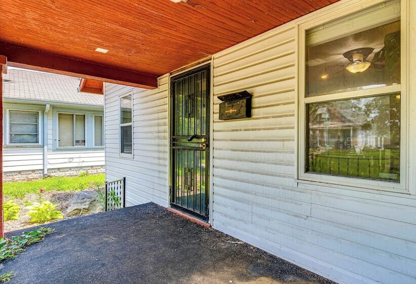 Cozy Home W/ Yard < 3 Mi To Downtown Indianapolis!