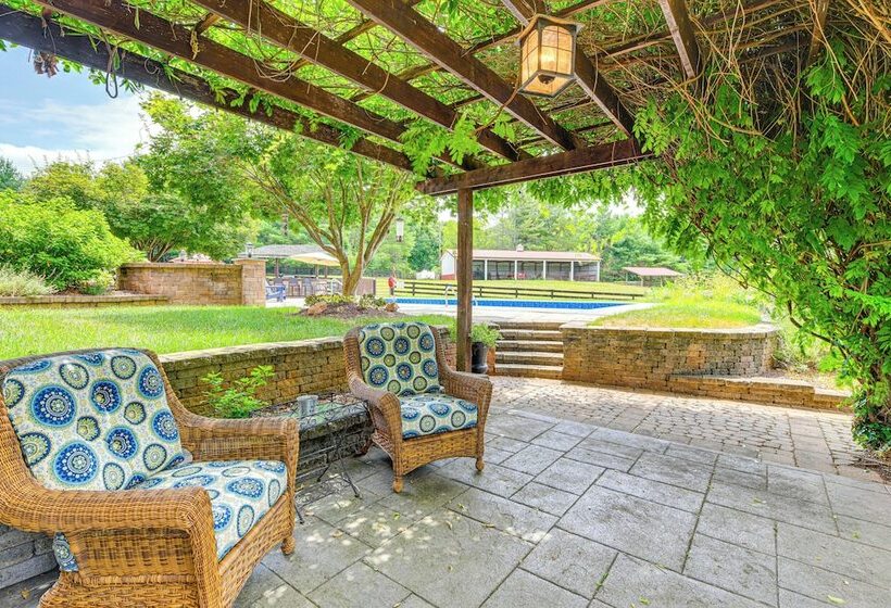 Cozy Louisa Escape W/ Patio + Pool Access!