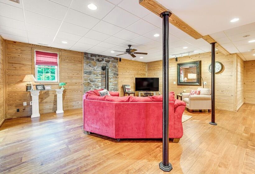 Cozy Louisa Escape W/ Patio + Pool Access!