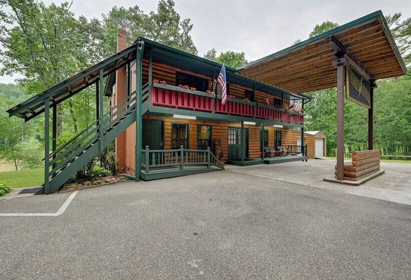 Robbinsville Apt In Converted Gas Station