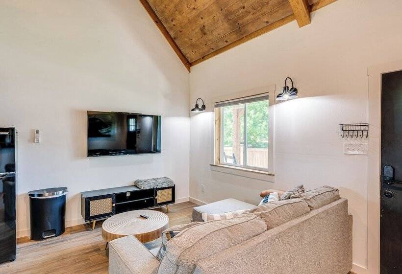 Cozy Two Peaks Home Near Lake Texoma State Park!