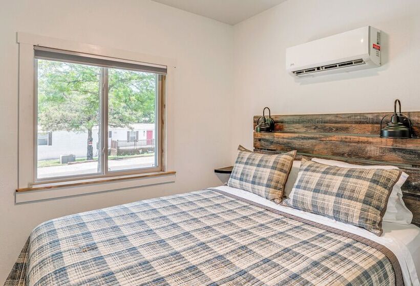 Cozy Two Peaks Home Near Lake Texoma State Park!