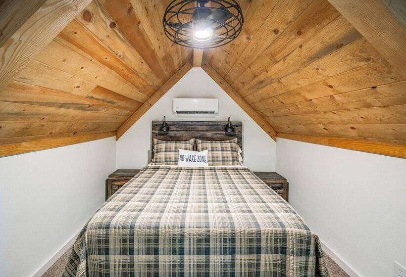 Cozy Two Peaks Home Near Lake Texoma State Park!