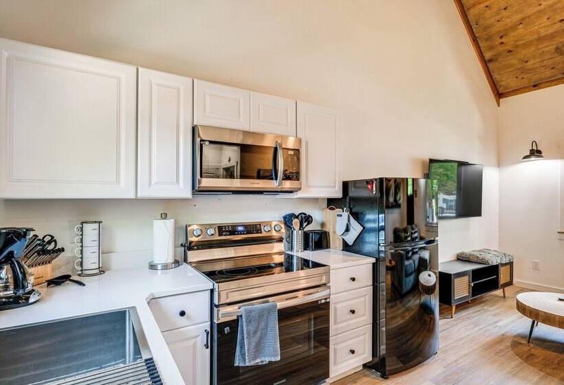 Cozy Two Peaks Home Near Lake Texoma State Park!