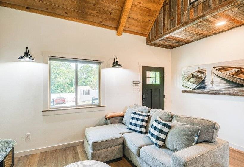 Cozy Two Peaks Home Near Lake Texoma State Park!