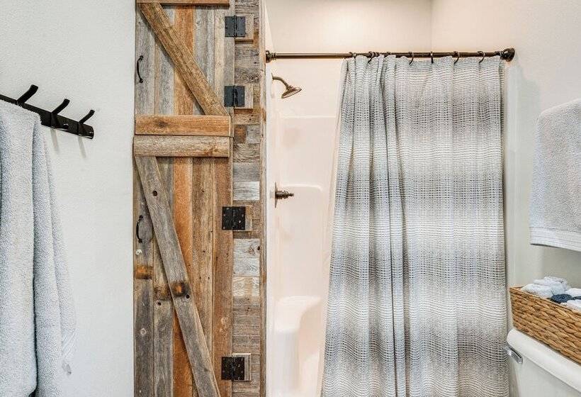 Cozy Two Peaks Home Near Lake Texoma State Park!