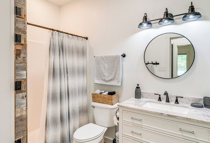 Cozy Two Peaks Home Near Lake Texoma State Park!