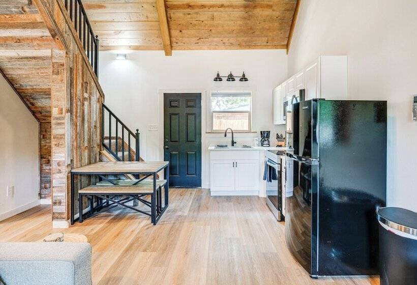 Cozy Two Peaks Home Near Lake Texoma State Park!