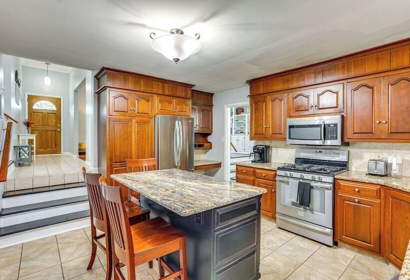 Dutch Country Home Near Family Attractions!