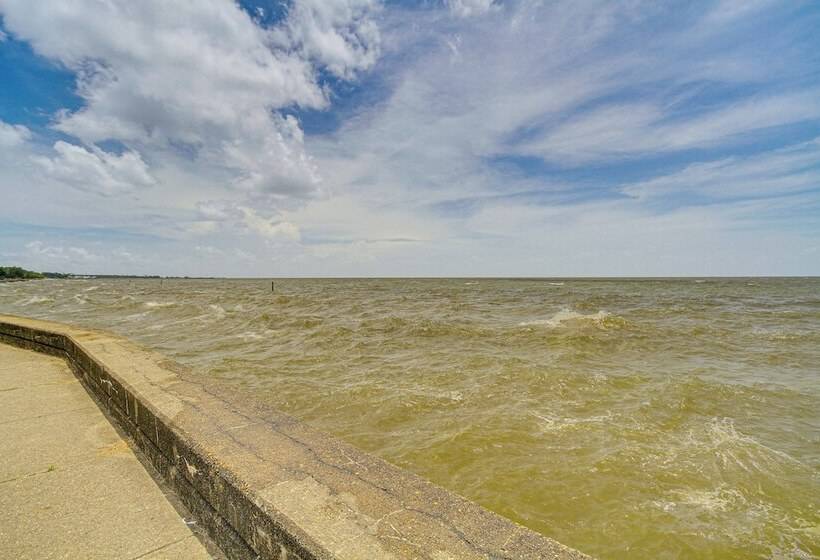 Eclectic Mandeville Home: Walk To Lakefront Park