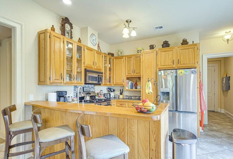 Eclectic Mandeville Home: Walk To Lakefront Park