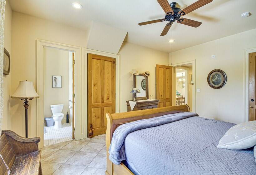 Eclectic Mandeville Home: Walk To Lakefront Park