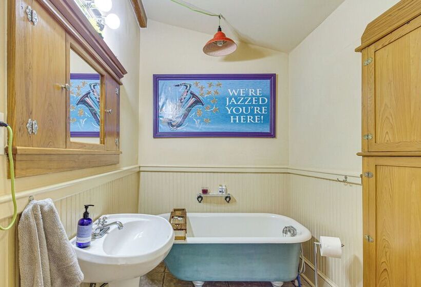 Eclectic Mandeville Home: Walk To Lakefront Park