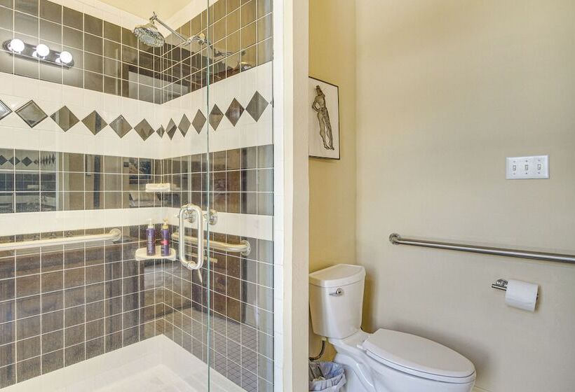 Eclectic Mandeville Home: Walk To Lakefront Park