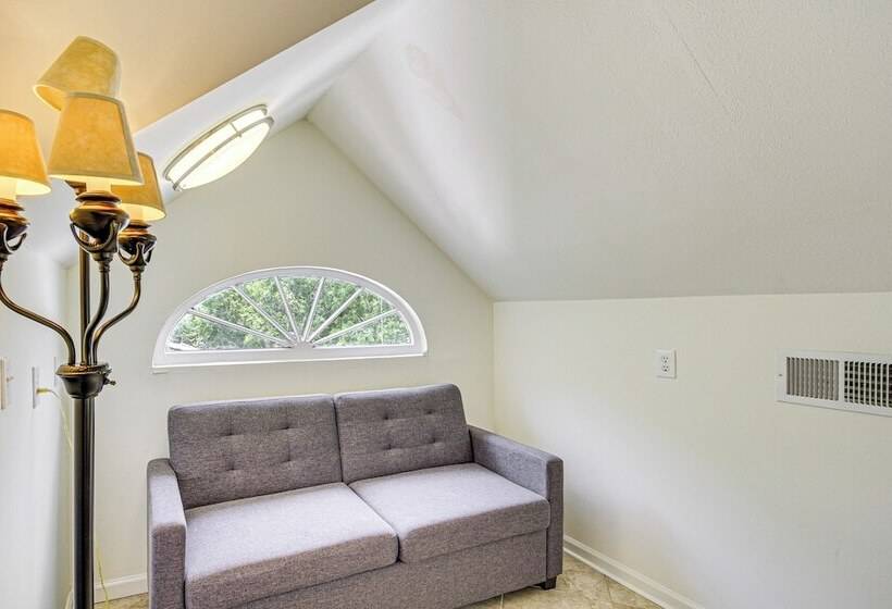 Eclectic Mandeville Home: Walk To Lakefront Park