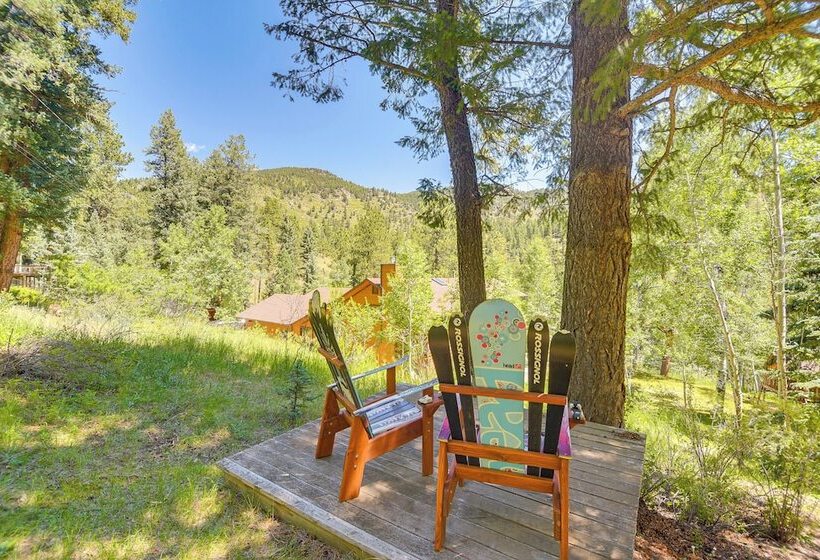 Hot Tub, Mtn View Deck: Peaceful Evergreen Home!
