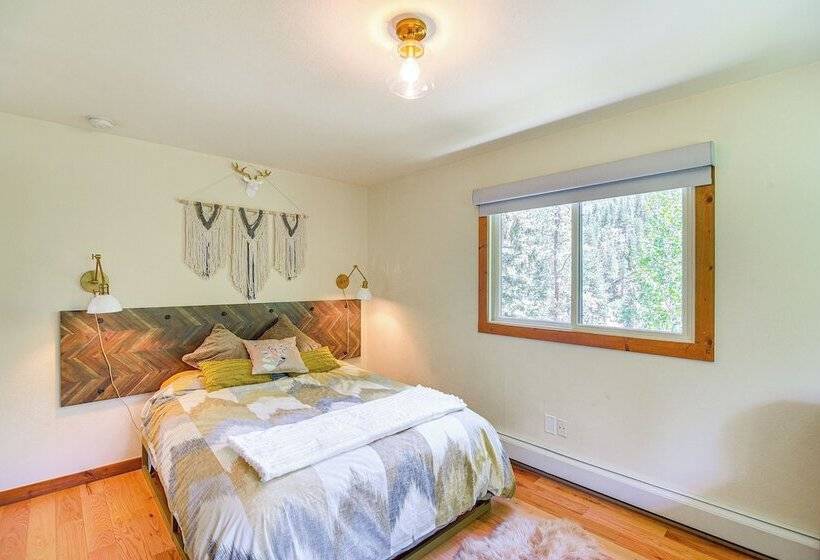 Hot Tub, Mtn View Deck: Peaceful Evergreen Home!