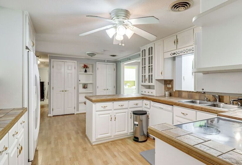 Family Friendly Home W/ Grill: 15 Mi To Baltimore!