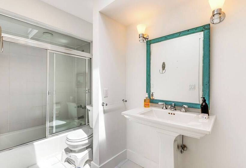 Hamptons Home W/ Private Pool, 1 Mi To Beach!