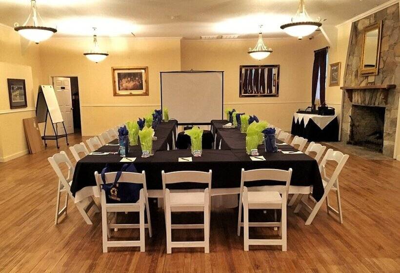 فندق Lake Lure Inn And Spa