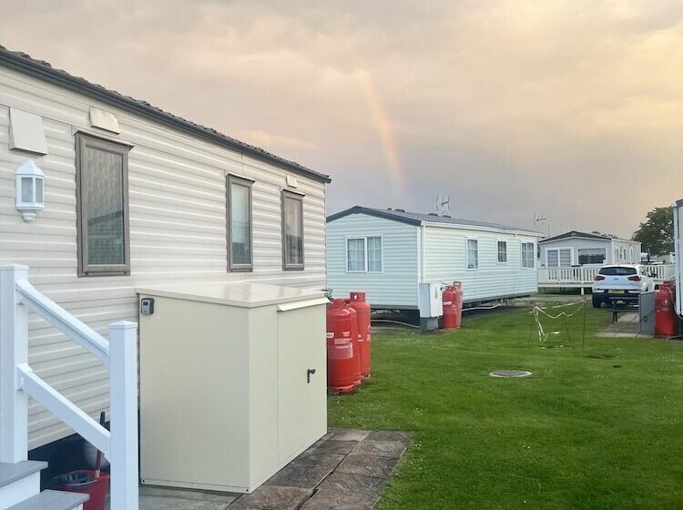 בית מלון כפרי Seaside Escape Lodge At Martello Beach, Jaywick