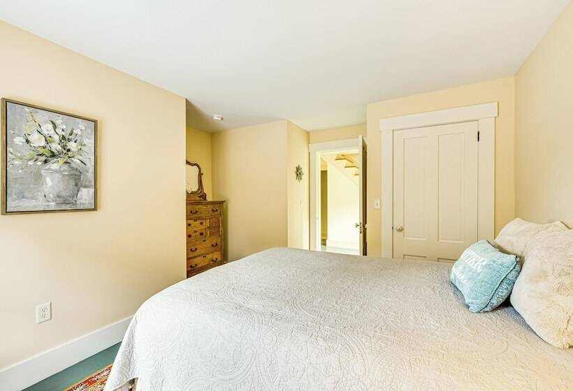 Idyllic Vermont Farmhouse: Mtn Views On 200 Acres!