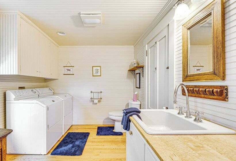 Idyllic Vermont Farmhouse: Mtn Views On 200 Acres!