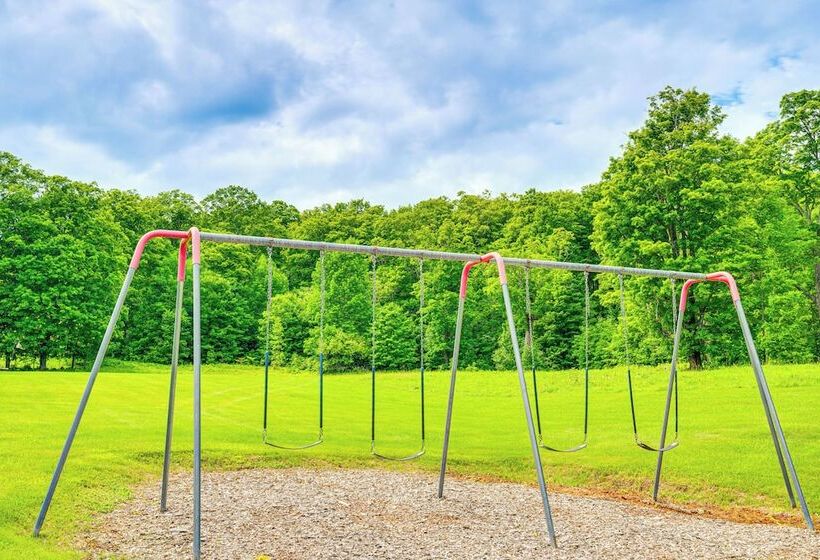 Idyllic Vermont Farmhouse: Mtn Views On 200 Acres!