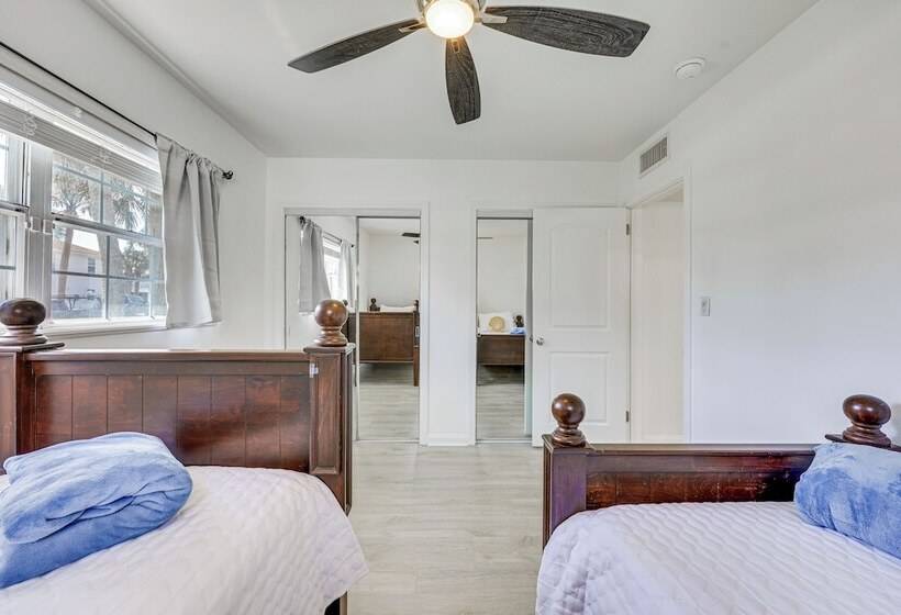 Jacksonville Beach Home W/ Yard, Walk To Shore