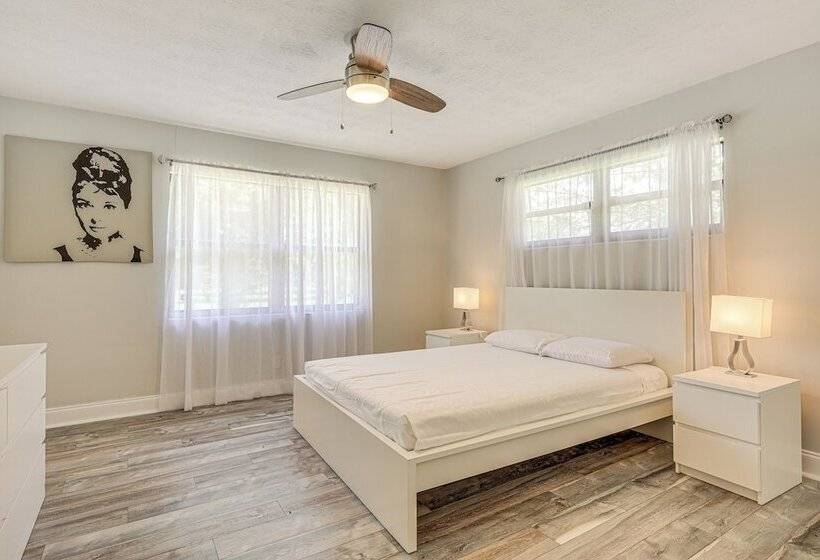 Jacksonville Home W/ Deck: 17 Mi To Downtown!