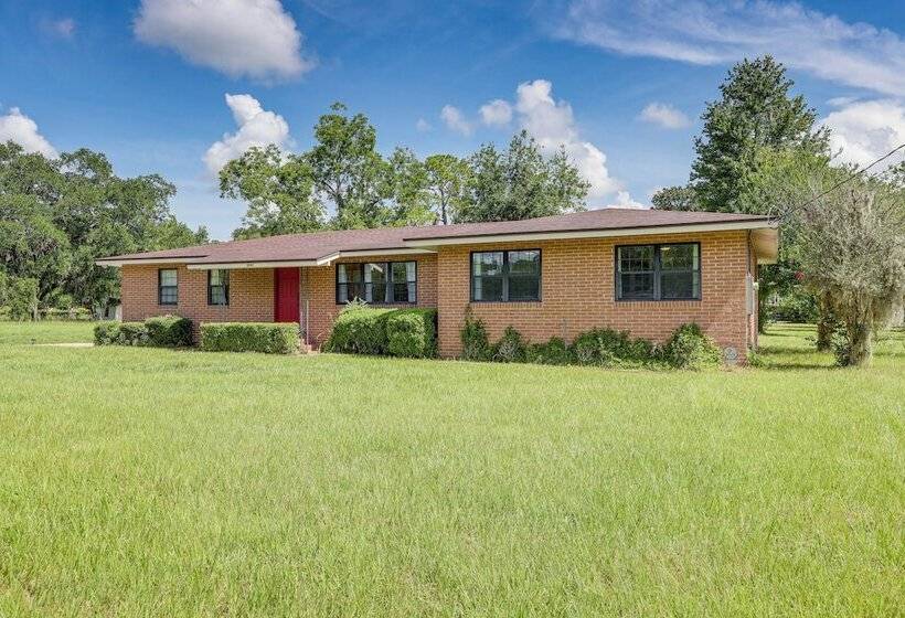 Jacksonville Home W/ Deck: 17 Mi To Downtown!
