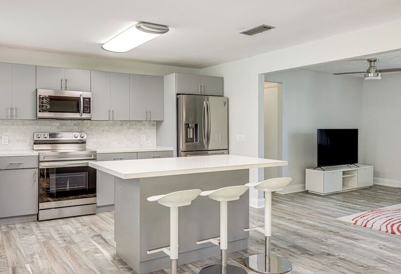 Jacksonville Home W/ Deck: 17 Mi To Downtown!