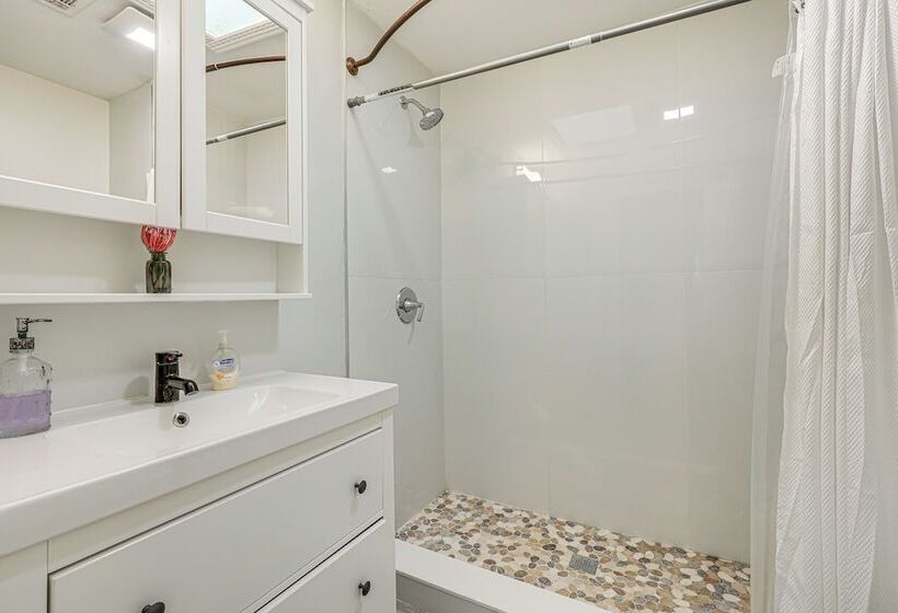 Jacksonville Home W/ Deck: 17 Mi To Downtown!