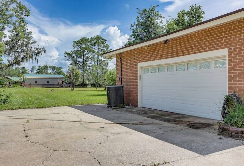 Jacksonville Home W/ Deck: 17 Mi To Downtown!