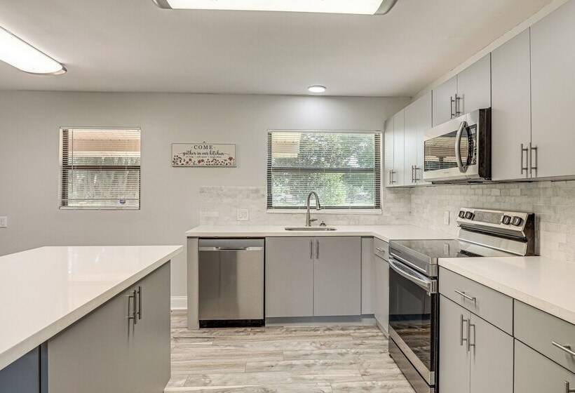 Jacksonville Home W/ Deck: 17 Mi To Downtown!