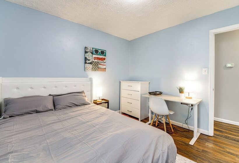 Knoxville Home W/ Sunroom ~ 9 Mi To Downtown!