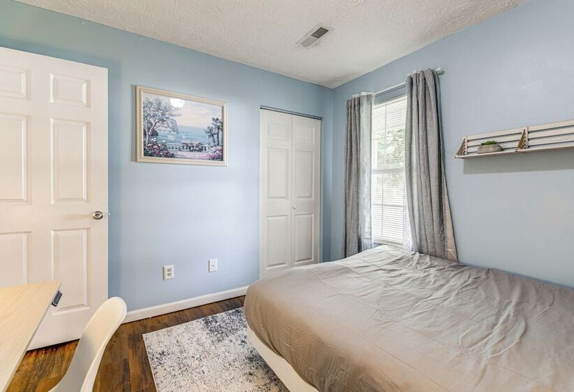 Knoxville Home W/ Sunroom ~ 9 Mi To Downtown!