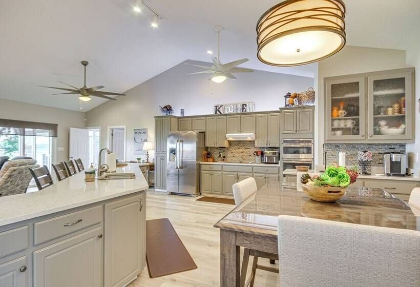 Lakefront Gem: Hot Tub, Boat Launch Near Greenwood