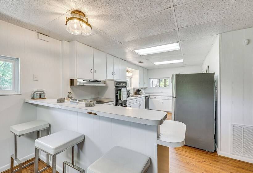 Lakeside Hot Springs Retreat W/ Pool Table!