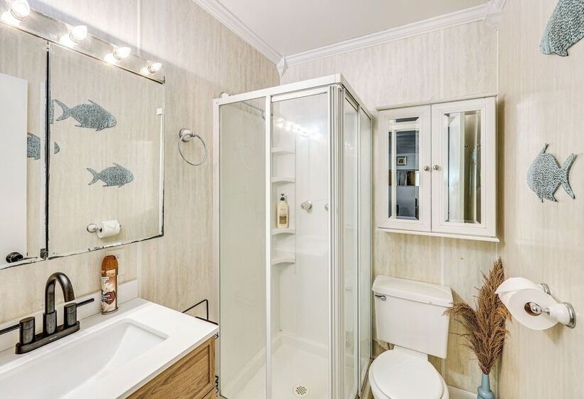 Lakeside Hot Springs Retreat W/ Pool Table!