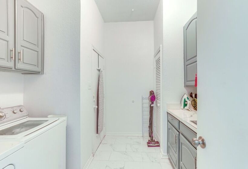 11 Mi To Dtwn: Luxe Home W/ Pool In Fort Worth