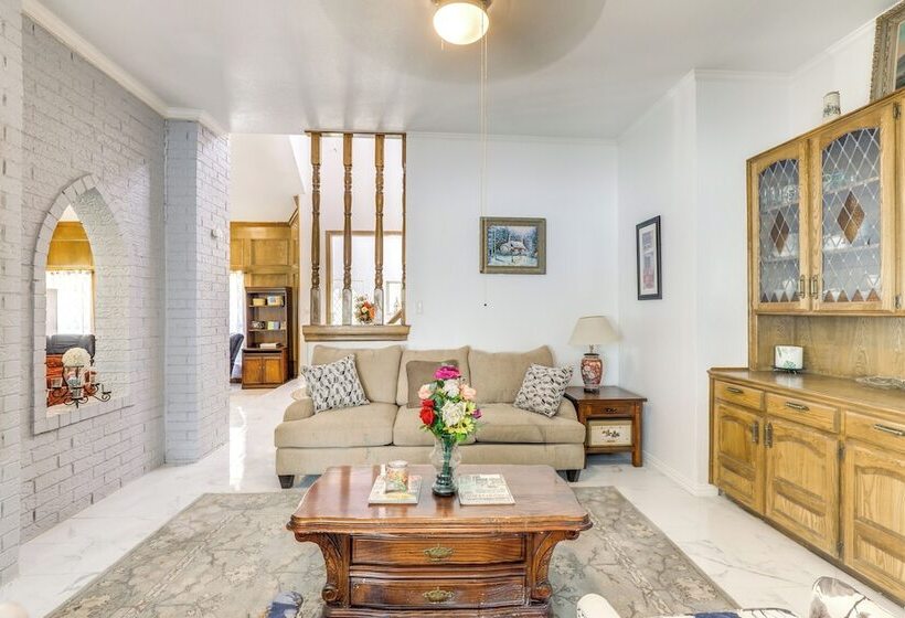 11 Mi To Dtwn: Luxe Home W/ Pool In Fort Worth