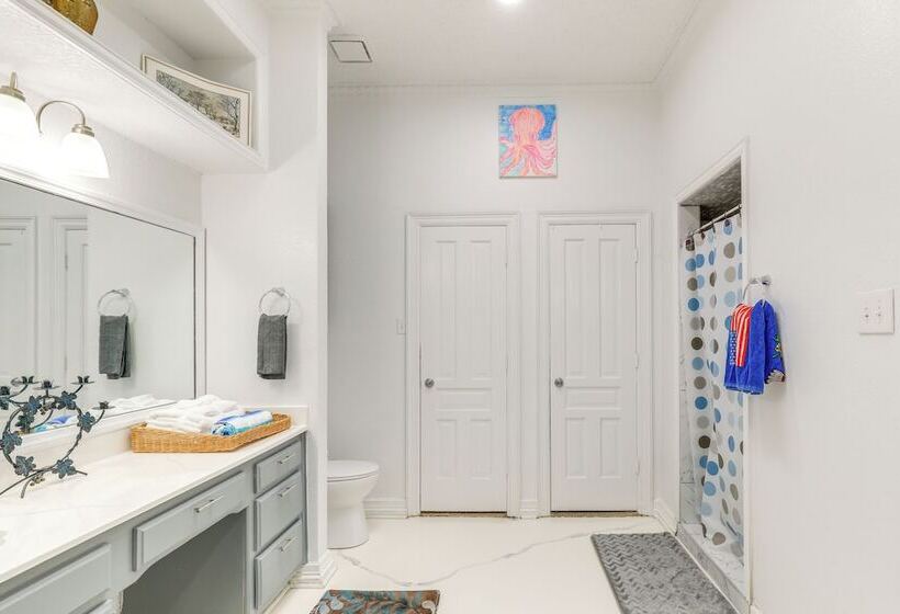 11 Mi To Dtwn: Luxe Home W/ Pool In Fort Worth