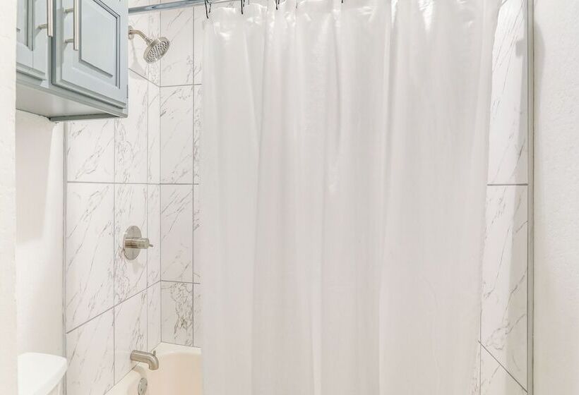 11 Mi To Dtwn: Luxe Home W/ Pool In Fort Worth