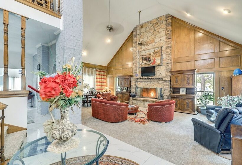 11 Mi To Dtwn: Luxe Home W/ Pool In Fort Worth