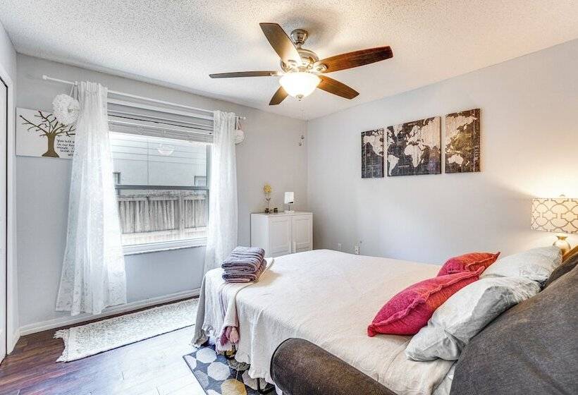 Screened Lanai + Fenced Yard: Luxe Orlando Home