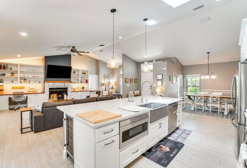 Screened Lanai + Fenced Yard: Luxe Orlando Home