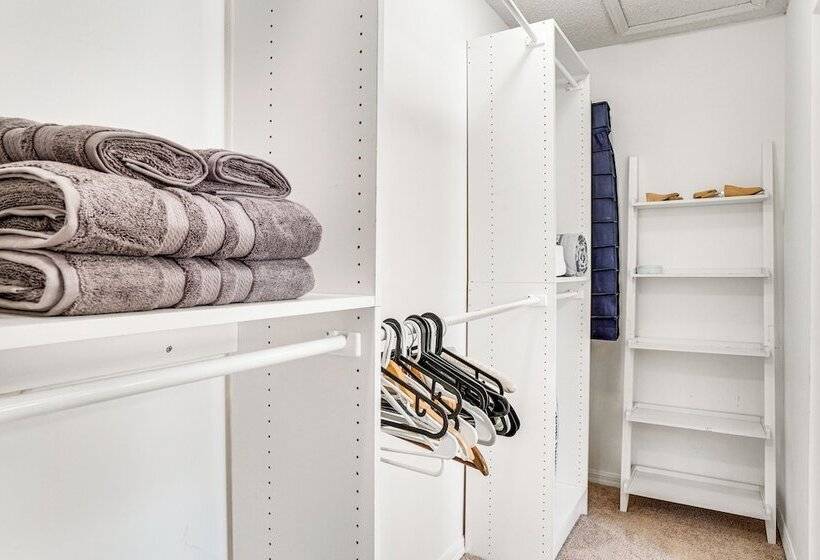 Screened Lanai + Fenced Yard: Luxe Orlando Home