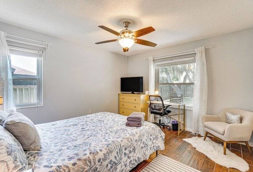 Screened Lanai + Fenced Yard: Luxe Orlando Home