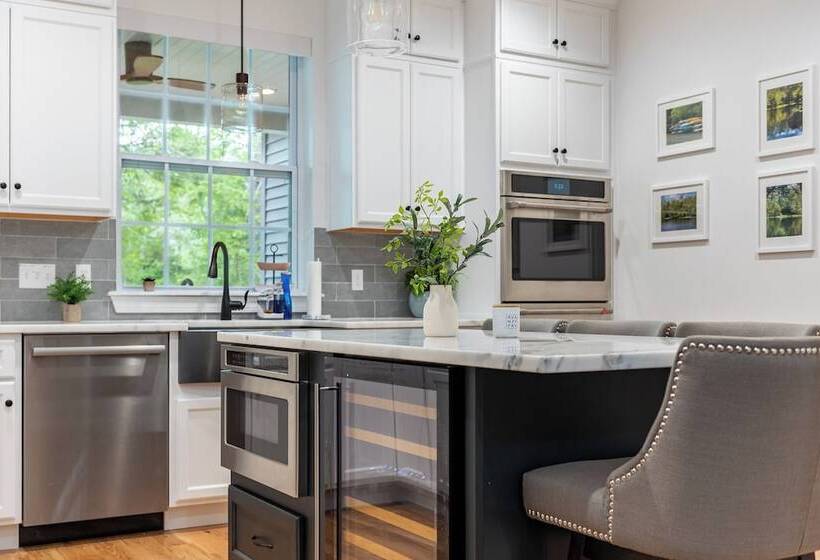 Luxuriously Lakeside By Avantstay | Lakefront Retreat